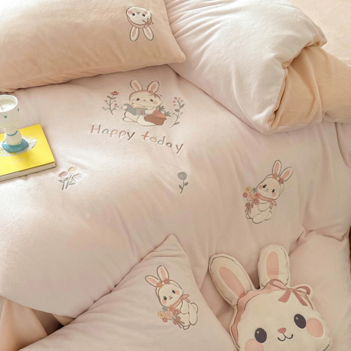 91家纺网 家纺一手货源 找家纺 FORTWO家纺原创设计（FOR TWO家纺） 2025新款230克牛奶绒绣花小清新四件套 小萌兔