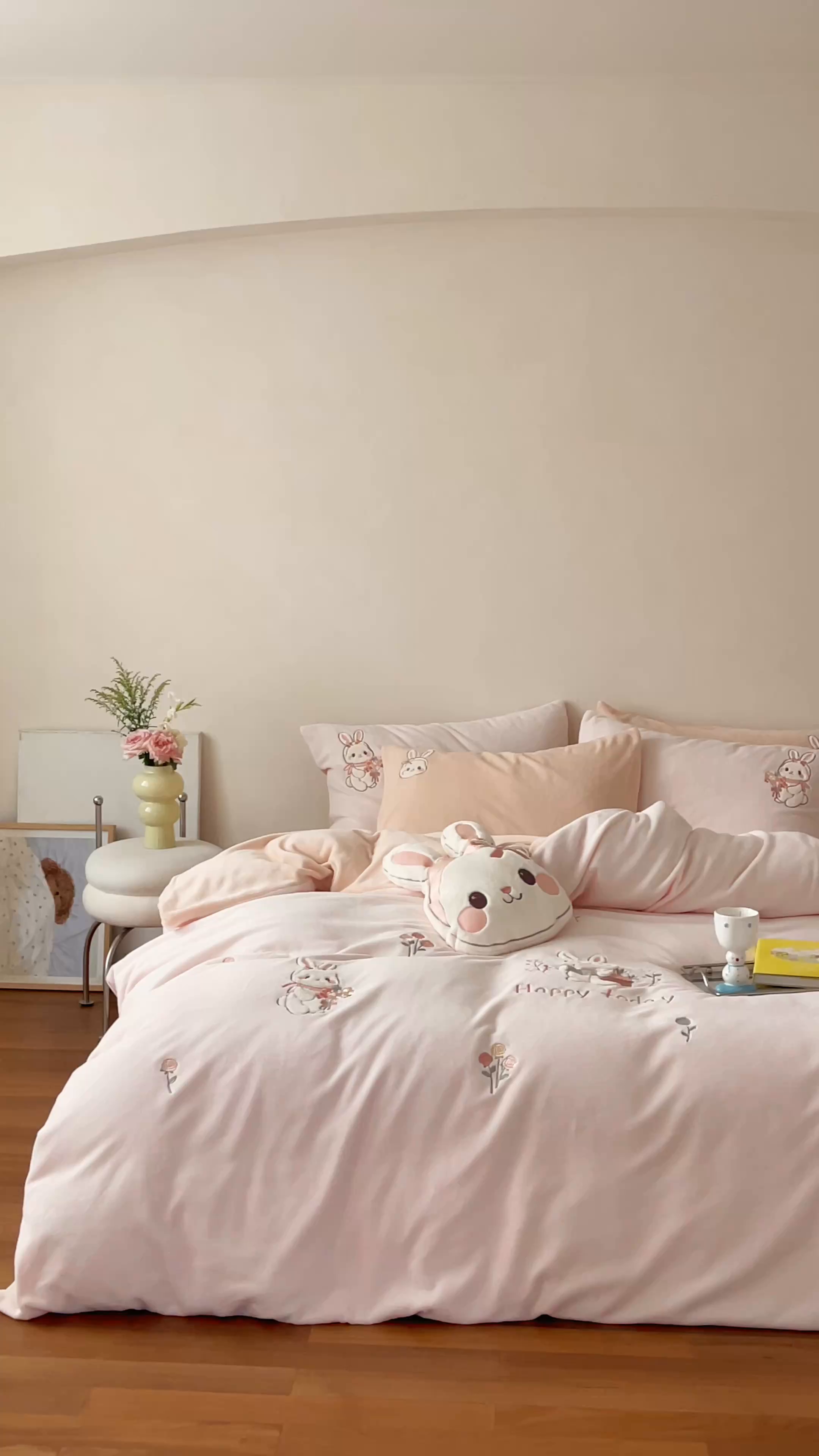 91家纺网 家纺一手货源 找家纺 FORTWO家纺原创设计（FOR TWO家纺） 2025新款230克牛奶绒绣花小清新四件套 小萌兔