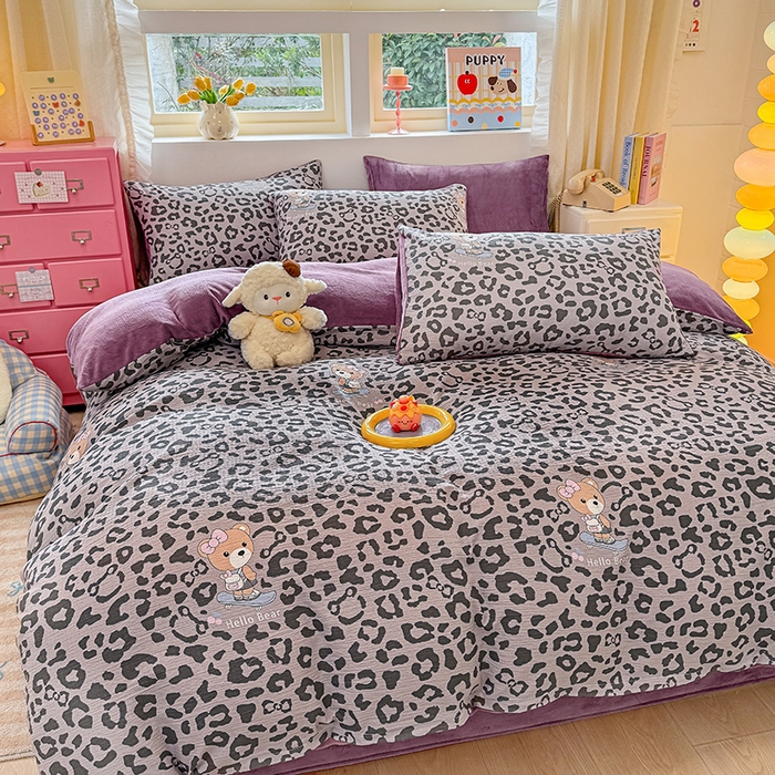 91家纺网 家纺一手货源 找家纺 壹号库家纺 2025新款皱皱纱舒暖绒四件套 豹富-粉