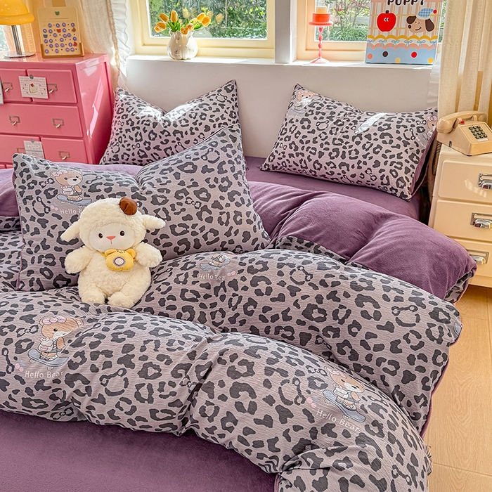 91家纺网 家纺一手货源 找家纺 壹号库家纺 2025新款皱皱纱舒暖绒四件套 豹富-粉