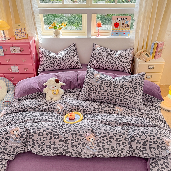 91家纺网 家纺一手货源 找家纺 壹号库家纺 2025新款皱皱纱舒暖绒四件套 豹富-粉