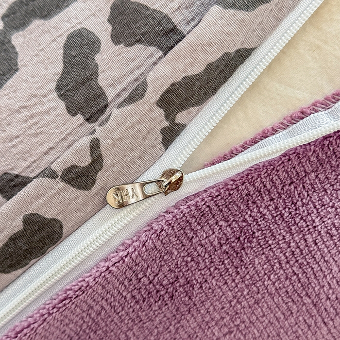 91家纺网 家纺一手货源 找家纺 壹号库家纺 2025新款皱皱纱舒暖绒四件套 豹富-粉