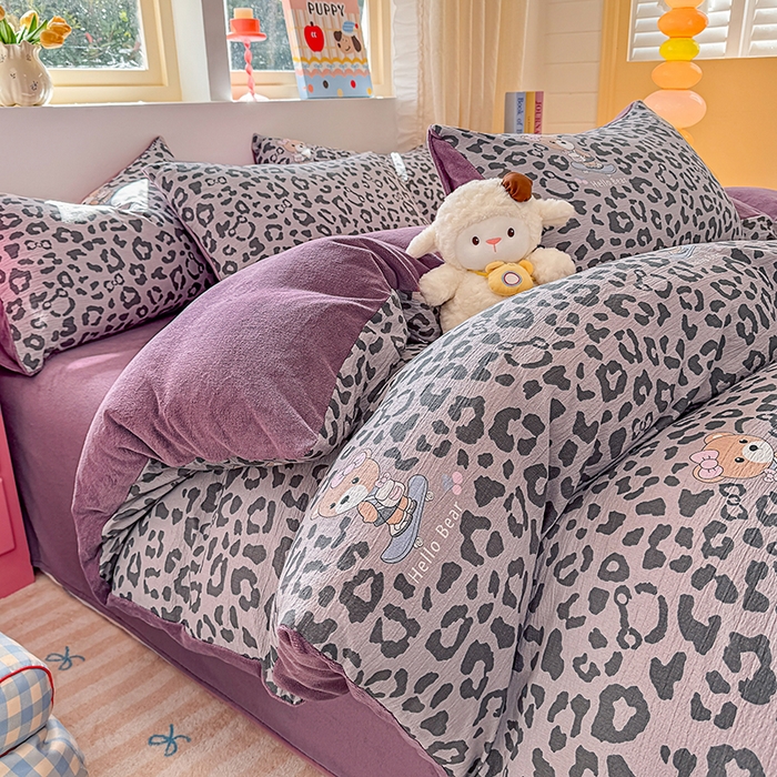 91家纺网 家纺一手货源 找家纺 壹号库家纺 2025新款皱皱纱舒暖绒四件套 豹富-粉