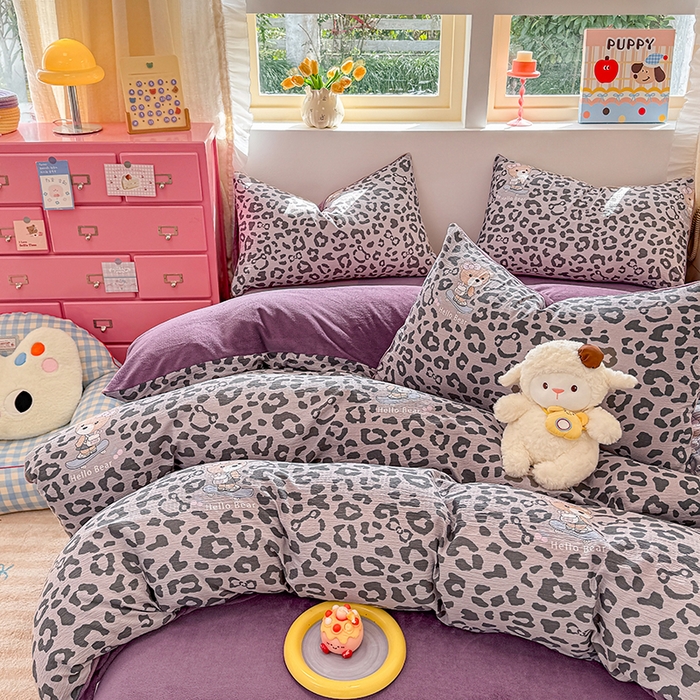 91家纺网 家纺一手货源 找家纺 壹号库家纺 2025新款皱皱纱舒暖绒四件套 豹富-粉