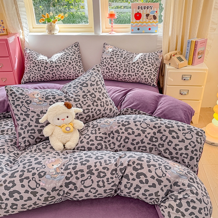 91家纺网 家纺一手货源 找家纺 壹号库家纺 2025新款皱皱纱舒暖绒四件套 豹富-粉