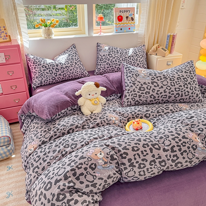 91家纺网 家纺一手货源 找家纺 壹号库家纺 2025新款皱皱纱舒暖绒四件套 豹富-粉