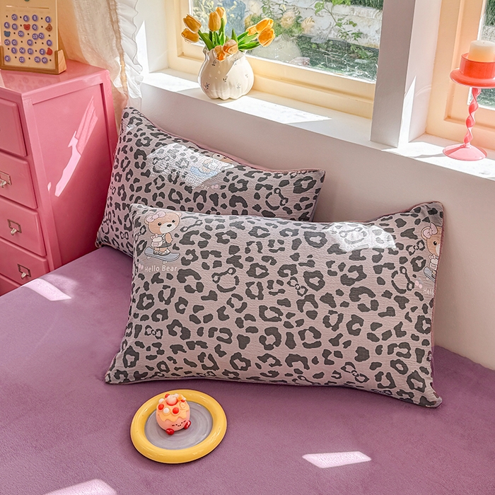 91家纺网 家纺一手货源 找家纺 壹号库家纺 2025新款皱皱纱舒暖绒四件套 豹富-粉