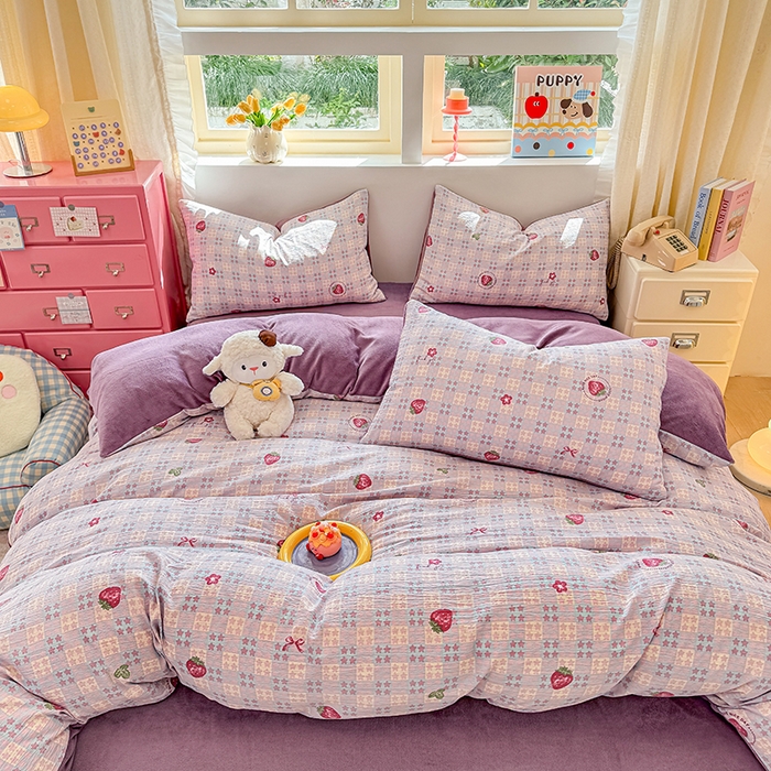 91家纺网 家纺一手货源 找家纺 壹号库家纺 2025新款皱皱纱舒暖绒四件套 草莓方糖