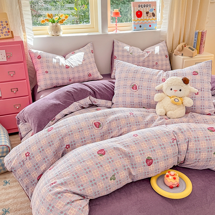 91家纺网 家纺一手货源 找家纺 壹号库家纺 2025新款皱皱纱舒暖绒四件套 草莓方糖