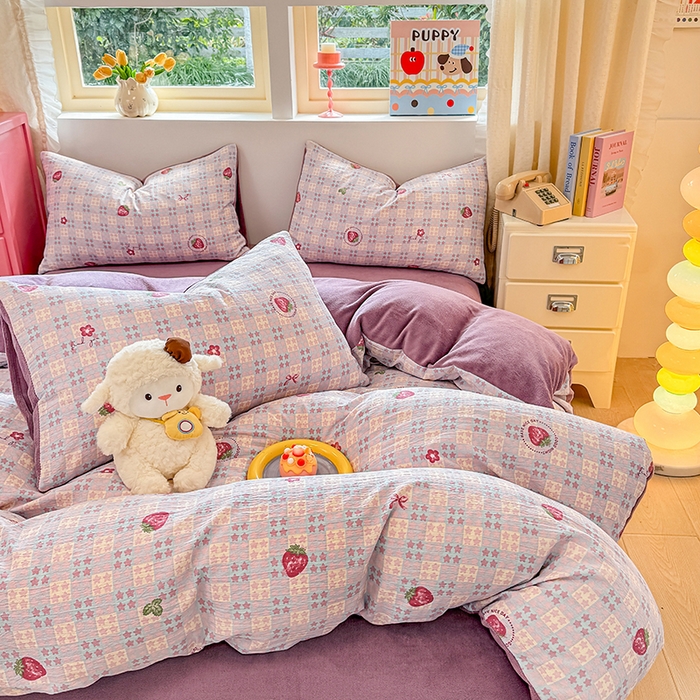 91家纺网 家纺一手货源 找家纺 壹号库家纺 2025新款皱皱纱舒暖绒四件套 草莓方糖