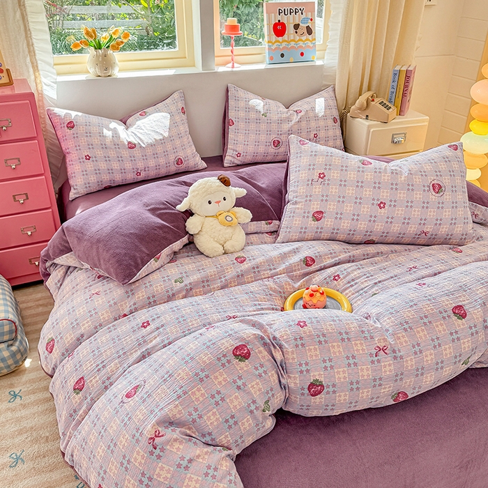 91家纺网 家纺一手货源 找家纺 壹号库家纺 2025新款皱皱纱舒暖绒四件套 草莓方糖