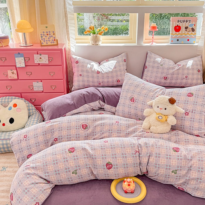 91家纺网 家纺一手货源 找家纺 壹号库家纺 2025新款皱皱纱舒暖绒四件套 草莓方糖