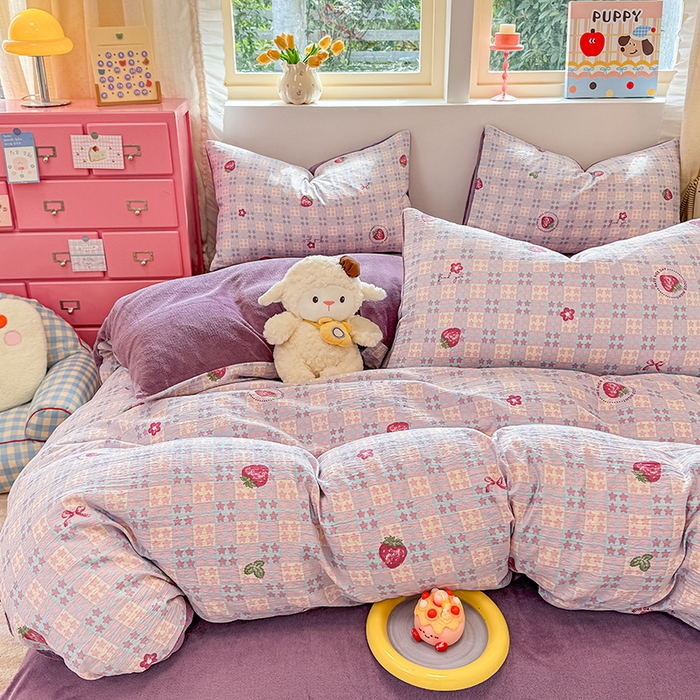 91家纺网 家纺一手货源 找家纺 壹号库家纺 2025新款皱皱纱舒暖绒四件套 草莓方糖