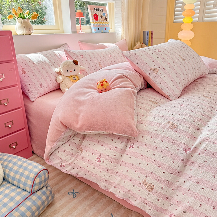 91家纺网 家纺一手货源 找家纺 壹号库家纺 2025新款皱皱纱舒暖绒四件套 蕾丝小兔