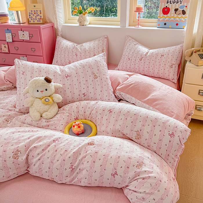 91家纺网 家纺一手货源 找家纺 壹号库家纺 2025新款皱皱纱舒暖绒四件套 蕾丝小兔