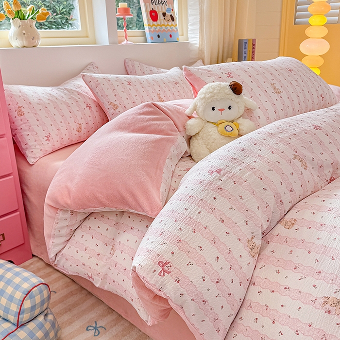 91家纺网 家纺一手货源 找家纺 壹号库家纺 2025新款皱皱纱舒暖绒四件套 蕾丝小兔