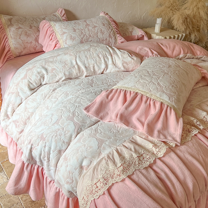 91家纺网 家纺一手货源 找家纺 （总）网红馆（ck家纺） 2025新款牛奶绒雕花绒花边四件套--繁花倾心