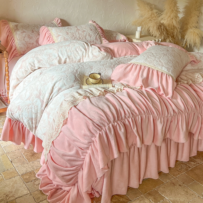 91家纺网 家纺一手货源 找家纺 （总）网红馆（ck家纺） 2025新款牛奶绒雕花绒花边四件套--繁花倾心