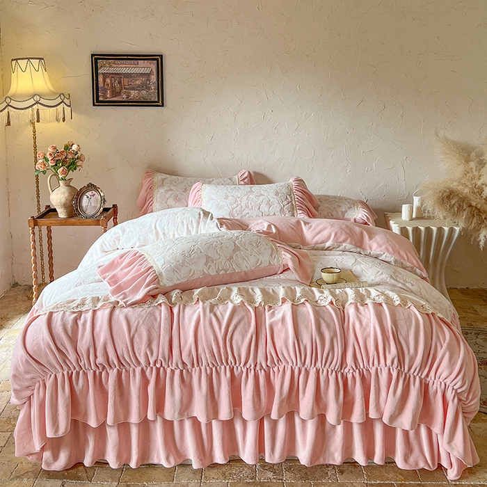 91家纺网 家纺一手货源 找家纺 （总）网红馆（ck家纺） 2025新款牛奶绒雕花绒花边四件套--繁花倾心