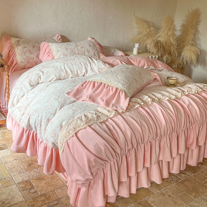 91家纺网 家纺一手货源 找家纺 （总）网红馆（ck家纺） 2025新款牛奶绒雕花绒花边四件套--繁花倾心