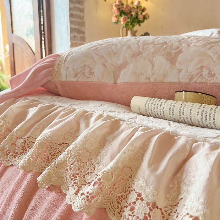 91家纺网 家纺一手货源 找家纺 网红馆（ck家纺） 2025新款牛奶绒雕花绒花边四件套--繁花倾心 繁花倾心-粉