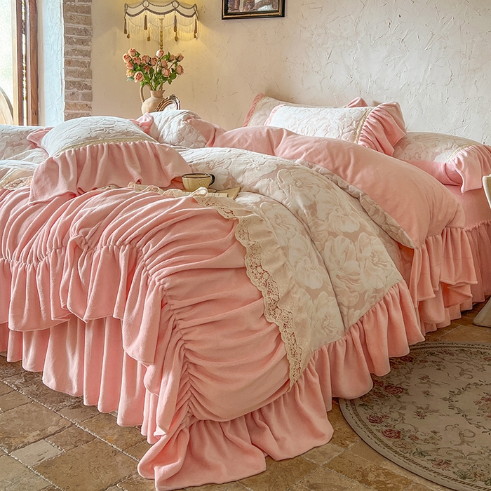 91家纺网 家纺一手货源 找家纺 网红馆（ck家纺） 2025新款牛奶绒雕花绒花边四件套--繁花倾心 繁花倾心-粉