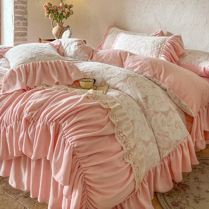 91家纺网 家纺一手货源 找家纺 网红馆（ck家纺） 2025新款牛奶绒雕花绒花边四件套--繁花倾心 繁花倾心-粉