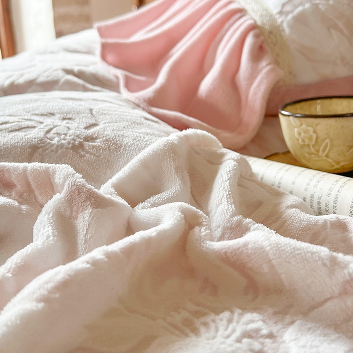 91家纺网 家纺一手货源 找家纺 网红馆（ck家纺） 2025新款牛奶绒雕花绒花边四件套--繁花倾心 繁花倾心-粉