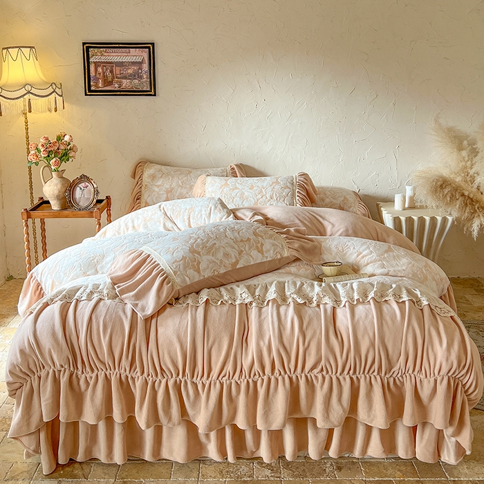 91家纺网 家纺一手货源 找家纺 网红馆（ck家纺） 2025新款牛奶绒雕花绒花边四件套--繁花倾心 繁花倾心-卡其