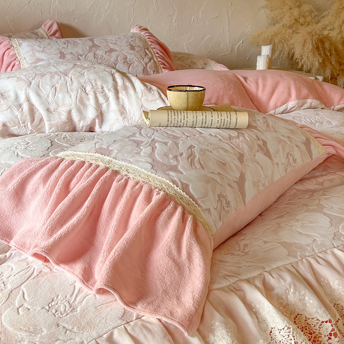 91家纺网 家纺一手货源 找家纺 网红馆（ck家纺） 2025新款牛奶绒雕花绒花边四件套--繁花倾心 繁花倾心-粉