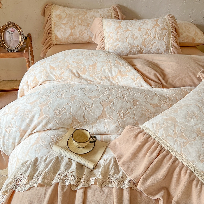 91家纺网 家纺一手货源 找家纺 网红馆（ck家纺） 2025新款牛奶绒雕花绒花边四件套--繁花倾心 繁花倾心-卡其