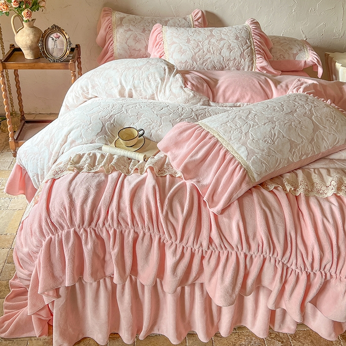 91家纺网 家纺一手货源 找家纺 网红馆（ck家纺） 2025新款牛奶绒雕花绒花边四件套--繁花倾心 繁花倾心-粉