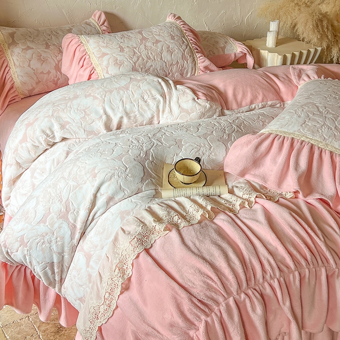 91家纺网 家纺一手货源 找家纺 网红馆（ck家纺） 2025新款牛奶绒雕花绒花边四件套--繁花倾心 繁花倾心-粉
