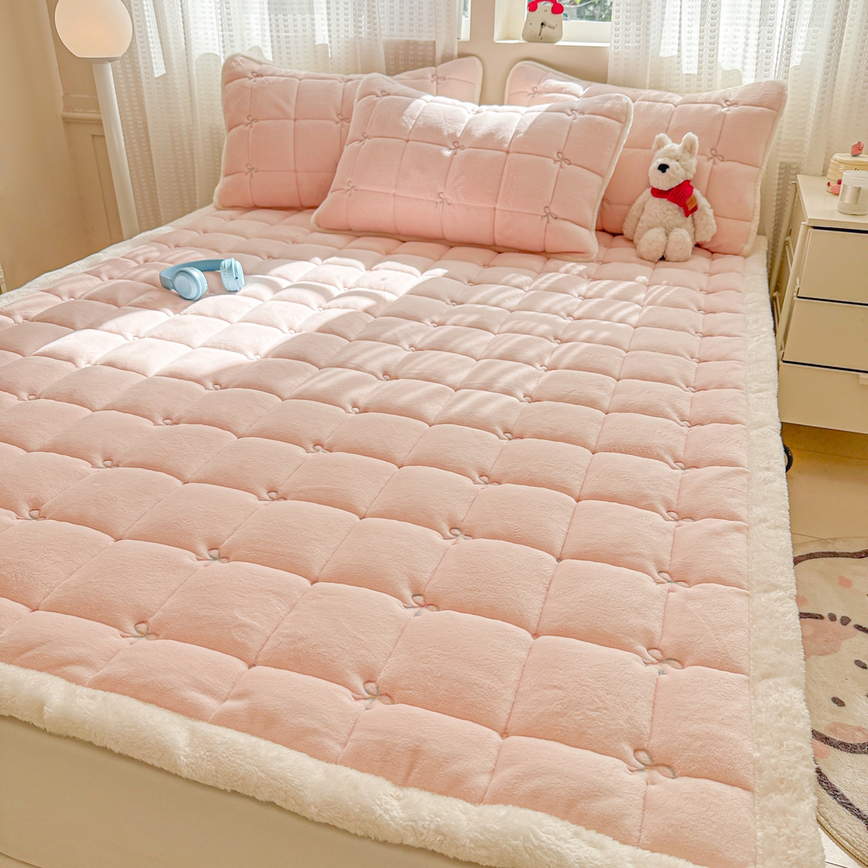 91家纺网 家纺一手货源 找家纺 （总）沐辰 2025新款A类双色牛奶绒绗绣夹棉床垫-炫彩同心结系列