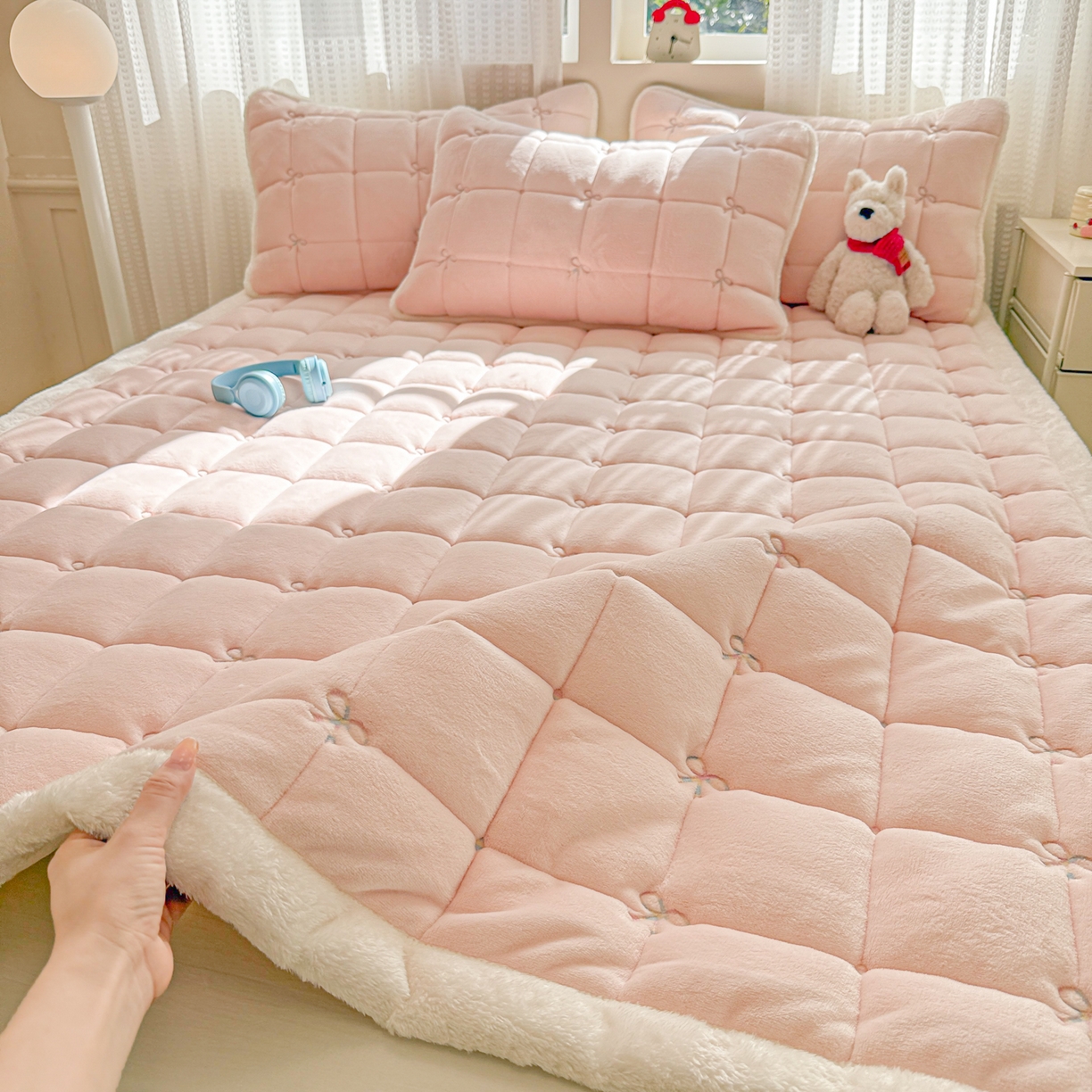 91家纺网 家纺一手货源 找家纺 （总）沐辰 2025新款A类双色牛奶绒绗绣夹棉床垫-炫彩同心结系列