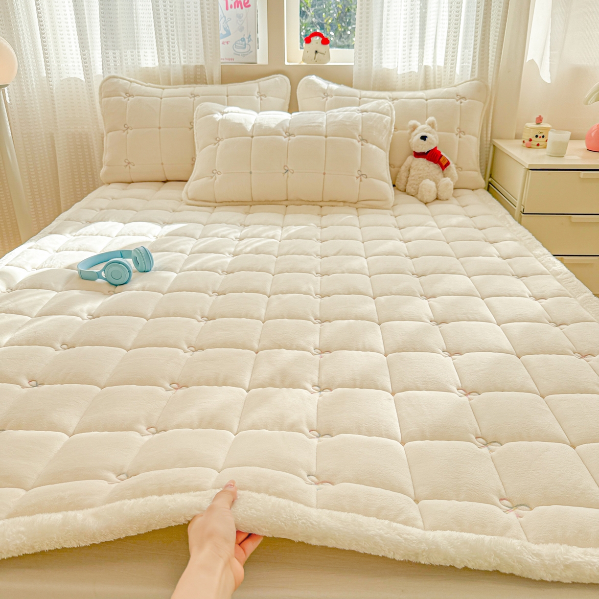 91家纺网 家纺一手货源 找家纺 （总）沐辰 2025新款A类双色牛奶绒绗绣夹棉床垫-炫彩同心结系列