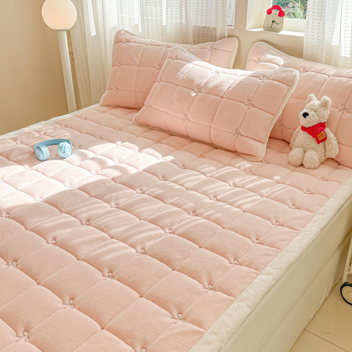 91家纺网 家纺一手货源 找家纺 沐辰 2025新款A类双色牛奶绒绗绣夹棉床垫-炫彩同心结系列 炫彩同心结-悠悠粉