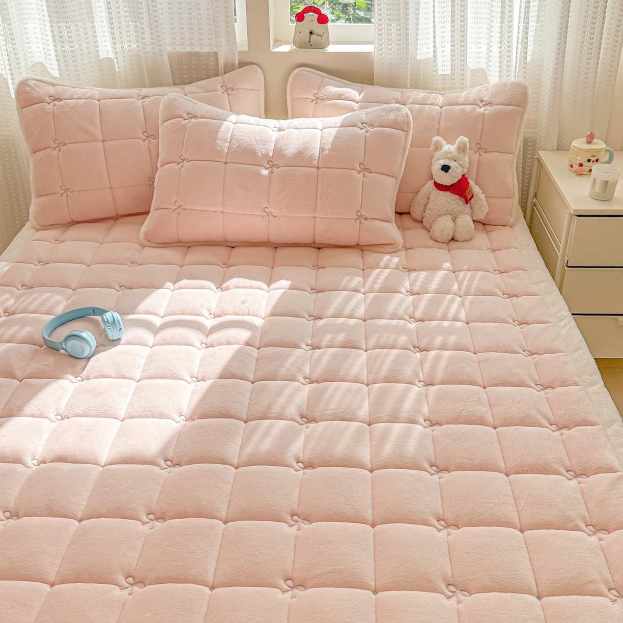 91家纺网 家纺一手货源 找家纺 沐辰 2025新款A类双色牛奶绒绗绣夹棉床垫-炫彩同心结系列 炫彩同心结-悠悠粉