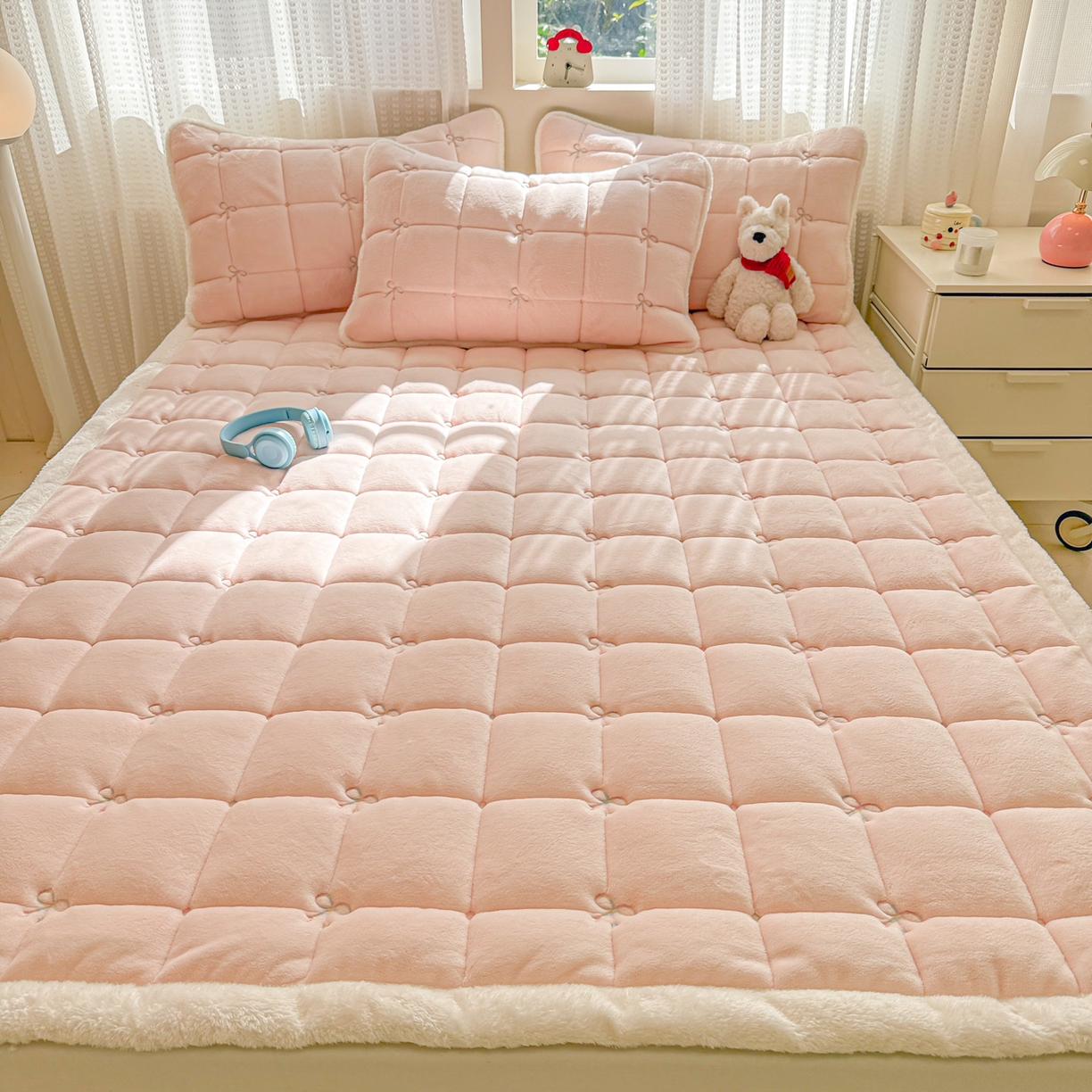 91家纺网 家纺一手货源 找家纺 沐辰 2025新款A类双色牛奶绒绗绣夹棉床垫-炫彩同心结系列 炫彩同心结-悠悠粉