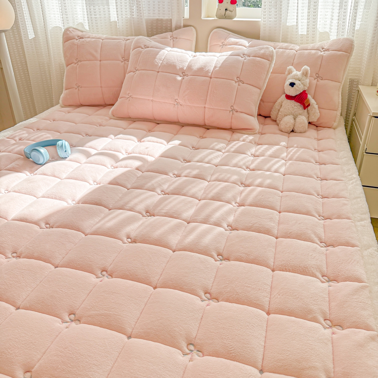 91家纺网 家纺一手货源 找家纺 沐辰 2025新款A类双色牛奶绒绗绣夹棉床垫-炫彩同心结系列 炫彩同心结-悠悠粉