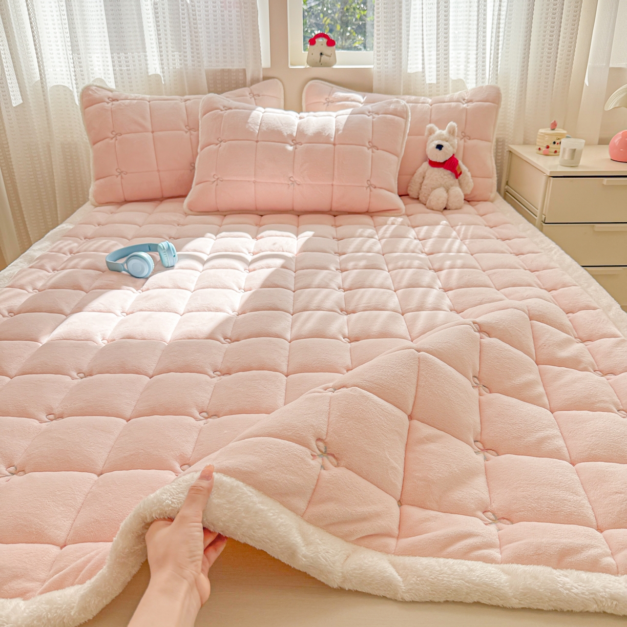 91家纺网 家纺一手货源 找家纺 沐辰 2025新款A类双色牛奶绒绗绣夹棉床垫-炫彩同心结系列 炫彩同心结-悠悠粉