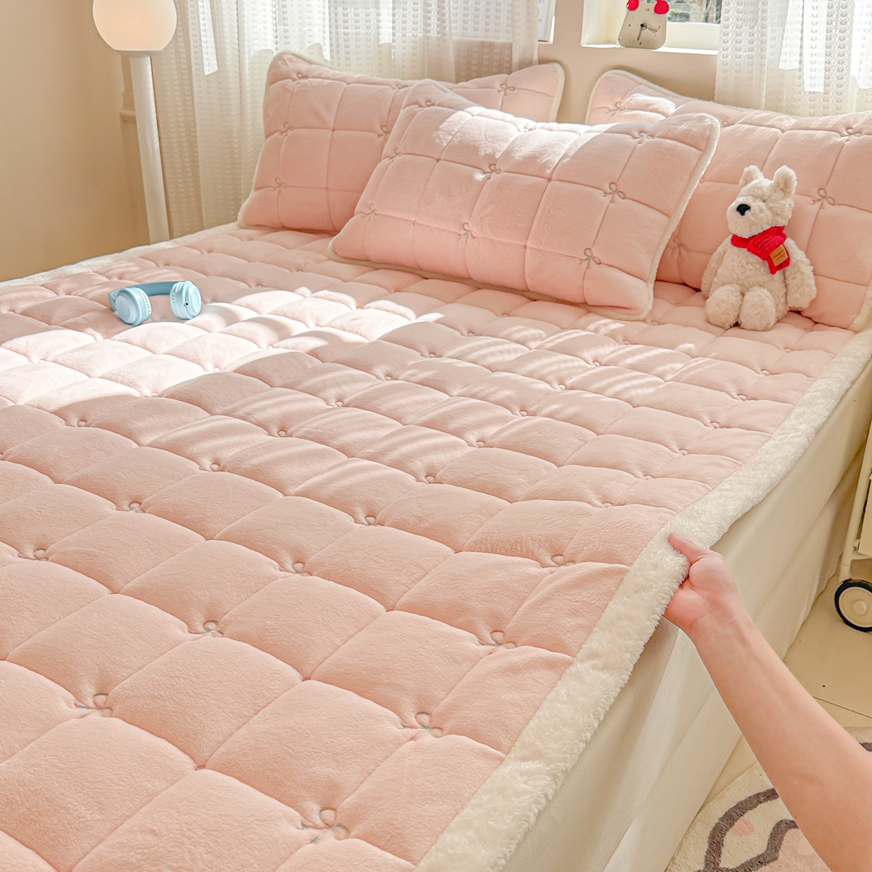 91家纺网 家纺一手货源 找家纺 沐辰 2025新款A类双色牛奶绒绗绣夹棉床垫-炫彩同心结系列 炫彩同心结-悠悠粉