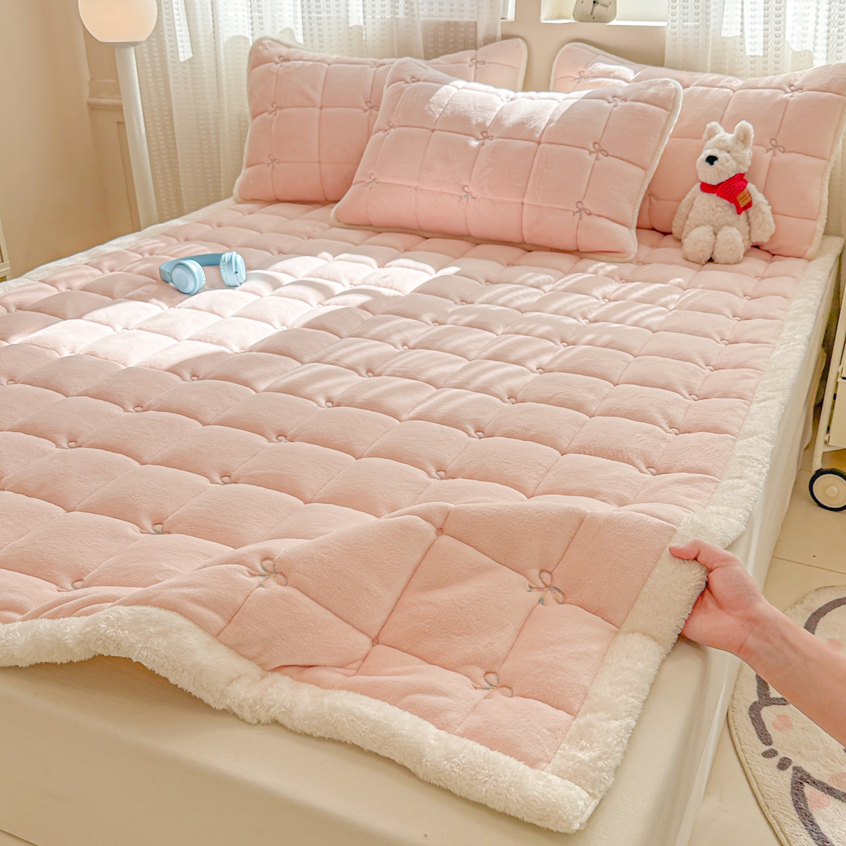 91家纺网 家纺一手货源 找家纺 沐辰 2025新款A类双色牛奶绒绗绣夹棉床垫-炫彩同心结系列 炫彩同心结-悠悠粉