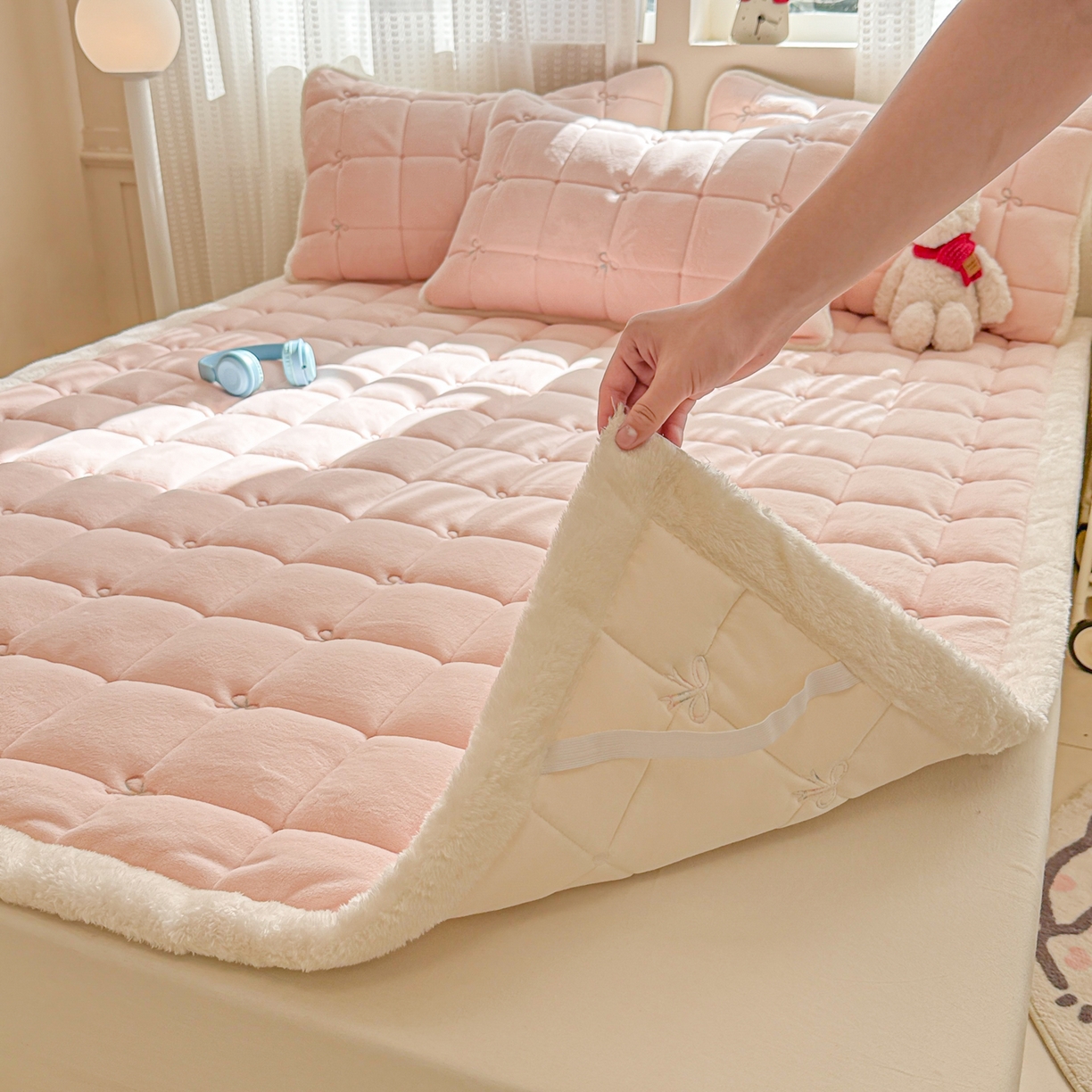 91家纺网 家纺一手货源 找家纺 沐辰 2025新款A类双色牛奶绒绗绣夹棉床垫-炫彩同心结系列 炫彩同心结-悠悠粉