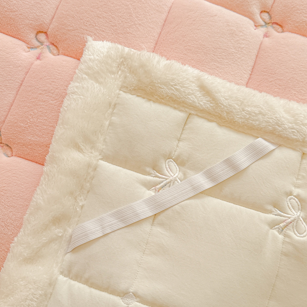 91家纺网 家纺一手货源 找家纺 沐辰 2025新款A类双色牛奶绒绗绣夹棉床垫-炫彩同心结系列 炫彩同心结-悠悠粉