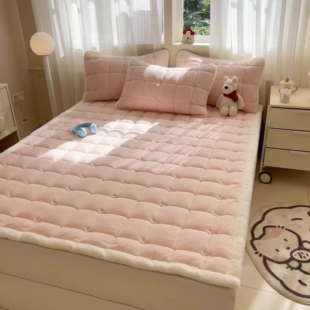 91家纺网 家纺一手货源 找家纺 沐辰 2025新款A类双色牛奶绒绗绣夹棉床垫-炫彩同心结系列 炫彩同心结-悠悠粉