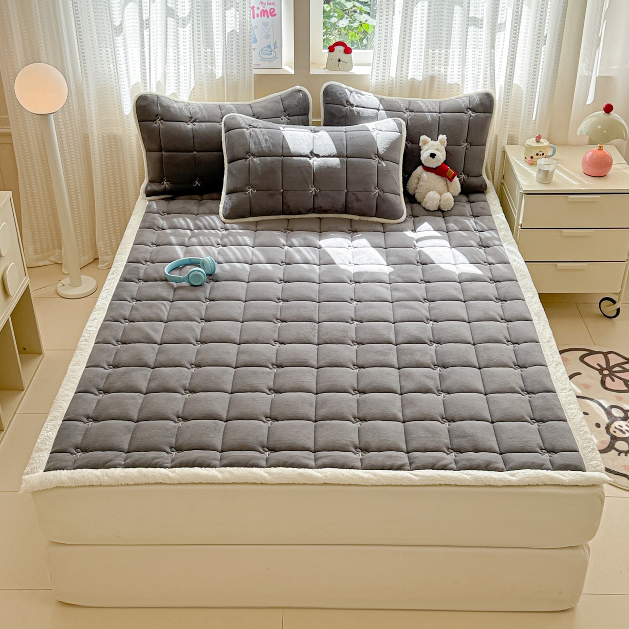 91家纺网 家纺一手货源 找家纺 沐辰 2025新款A类双色牛奶绒绗绣夹棉床垫-炫彩同心结系列 炫彩同心结-高级灰