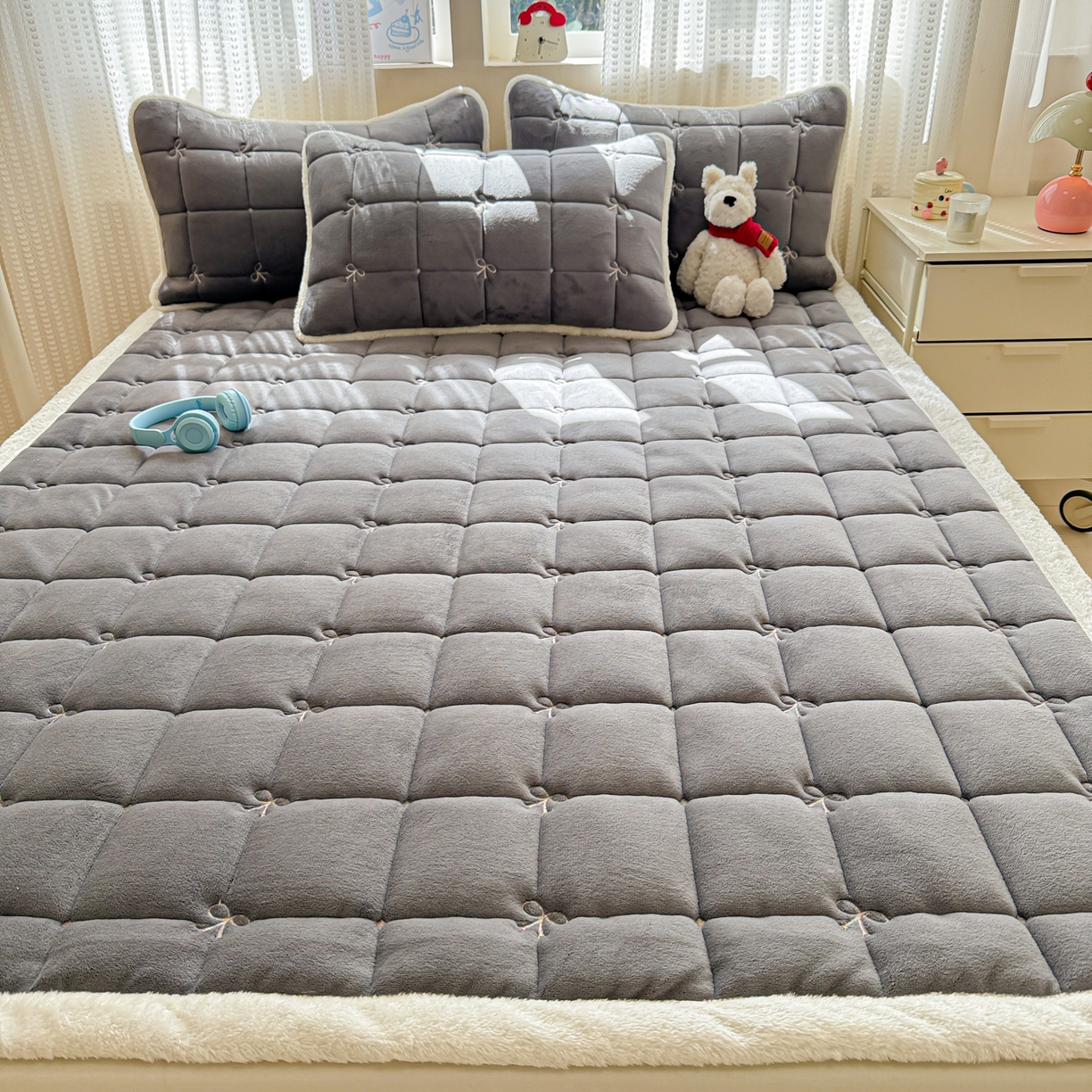 91家纺网 家纺一手货源 找家纺 沐辰 2025新款A类双色牛奶绒绗绣夹棉床垫-炫彩同心结系列 炫彩同心结-高级灰