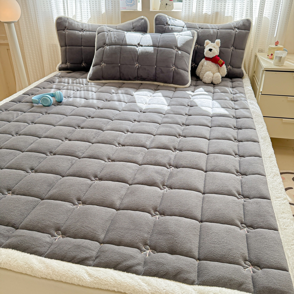 91家纺网 家纺一手货源 找家纺 沐辰 2025新款A类双色牛奶绒绗绣夹棉床垫-炫彩同心结系列 炫彩同心结-高级灰