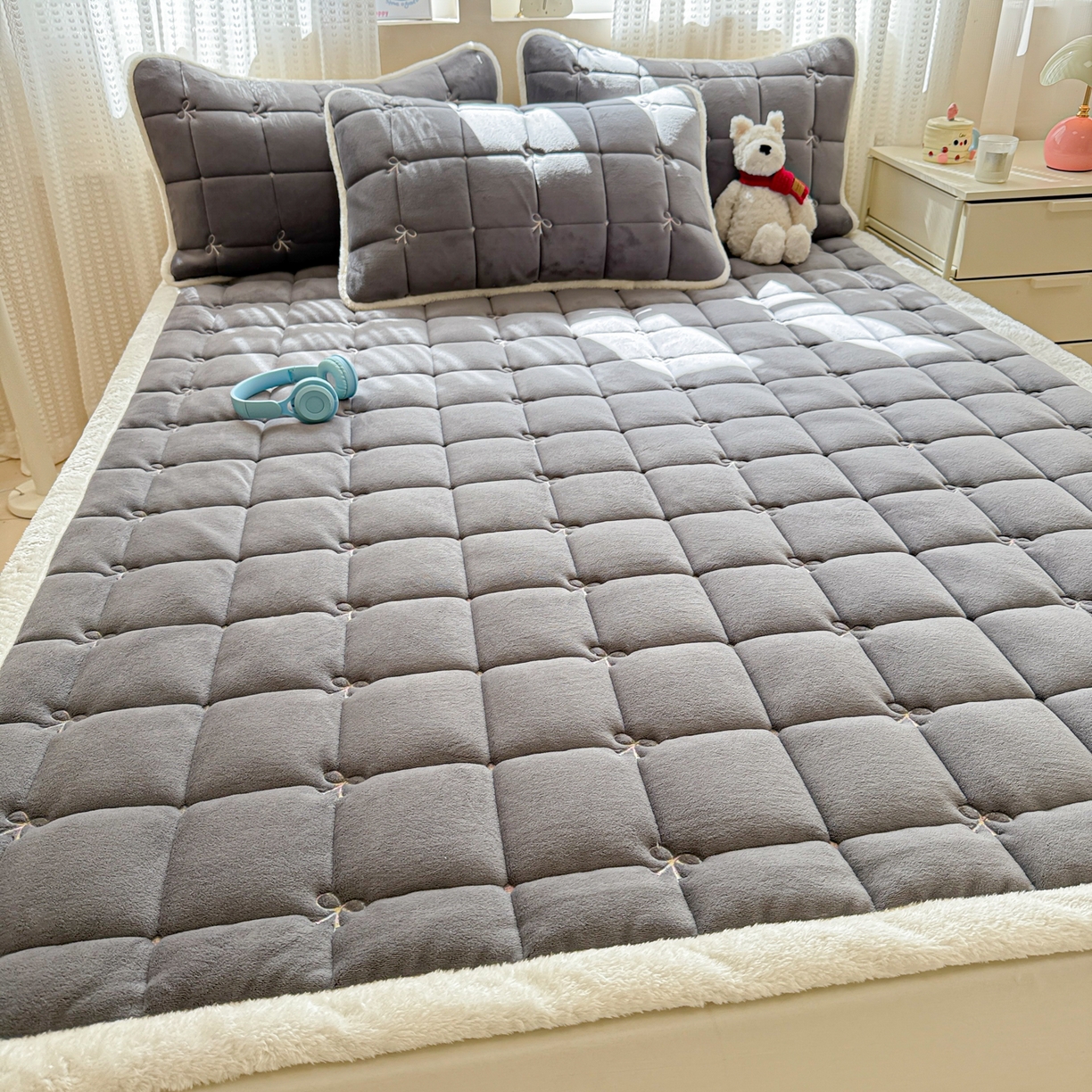 91家纺网 家纺一手货源 找家纺 沐辰 2025新款A类双色牛奶绒绗绣夹棉床垫-炫彩同心结系列 炫彩同心结-高级灰